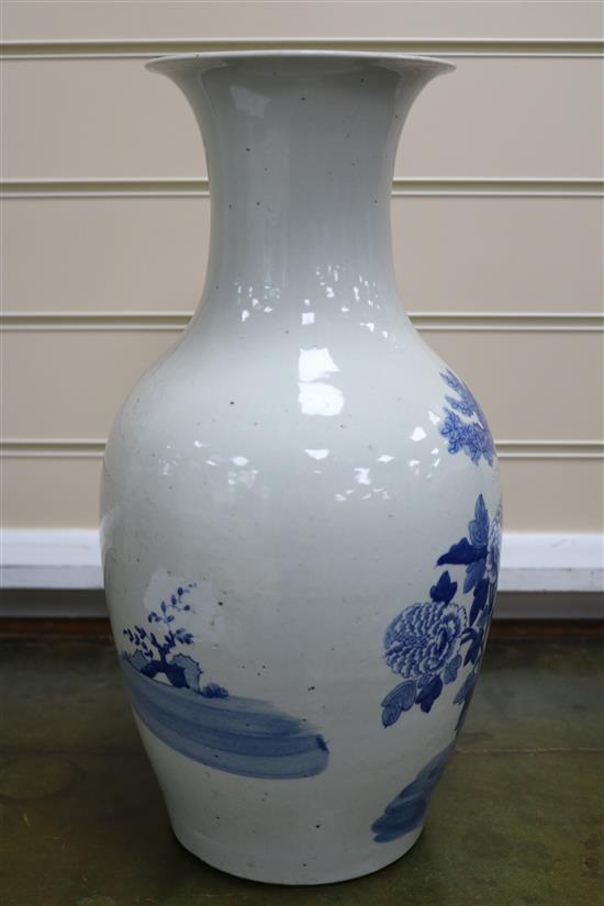 A Chinese blue & white vase